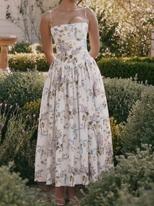 Robe longue fleurie française à fines bretelles et taille ajustée pour les vacances d'été