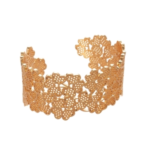 Bracelet jonc doré ajouré avec motif de trèfle à quatre feuilles et texture métallique
