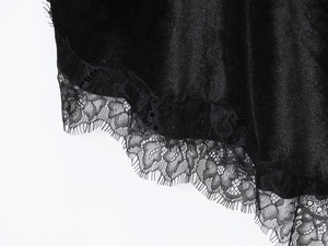 Détail de l'ourlet en satin noir avec bordure en dentelle cil délicate pour robe de soirée