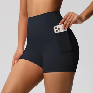 Détail du short de yoga noir taille haute avec une poche latérale pour téléphone