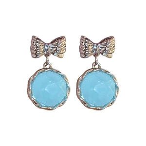 Orecchini vintage in resina azzurra con elegante design a fiocco metallico dorato