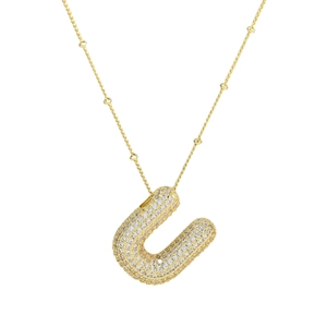 Gros plan du pendentif lettre U plaqué or 18K avec des pierres de zircon scintillantes