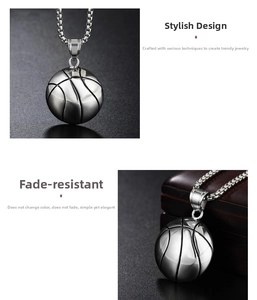 Detailaufnahme von silbernem Basketball-Anhänger mit hochglänzender Oberflächenstruktur