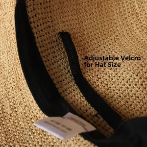 Détail de l'intérieur du chapeau en paille avec bande Velcro ajustable et bandeau de confort