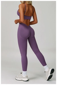 Vue arrière d'un ensemble de yoga violet sans couture avec legging et haut court