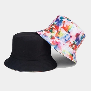 Détail d'un chapeau bob réversible avec motif floral et coutures précises de haute qualité
