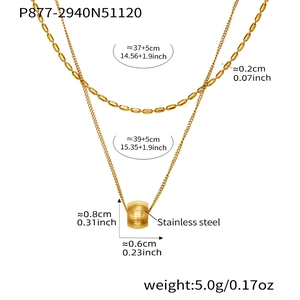 Détail du collier double couche en acier inoxydable doré avec pendentif cylindre et tailles