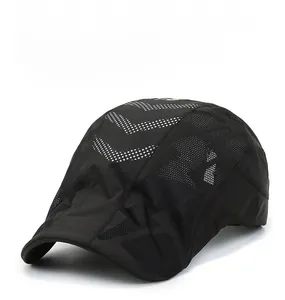 Détail du béret en maille respirante noire avec motifs géométriques à pois blancs