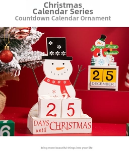 Dettaglio del calendario dell'avvento in legno con pupazzo di neve e blocchi di date mobili