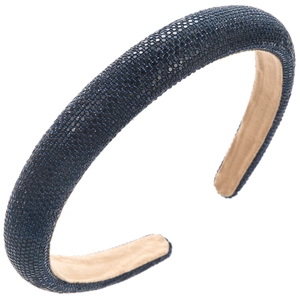 Détail du serre-tête en cristaux bleu marine avec rembourrage et doublure velours
