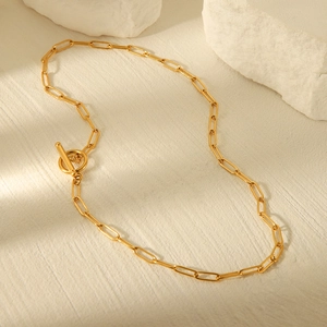 Collier à maillons en acier titane doré avec fermoir à bascule OT sur décor pierre