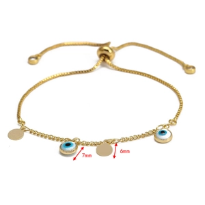 Dettaglio bracciale dorato regolabile con perle malocchio da 7mm e pendenti tondi 6mm