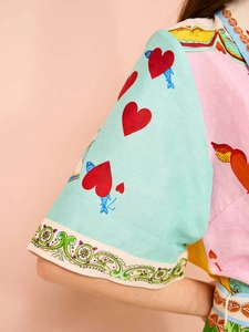 Detailansicht der Manschette mit Herzmuster und der Vintage-Stofftextur des Kleides