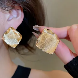 Boucles d'oreilles carrées plaquées or 18 carats avec texture martelée au style moderne