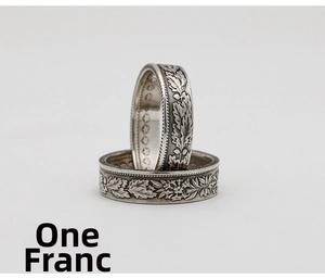 Detaillierte Makroansicht des Vintage-Münzrings mit verzierten Blumen- und Eichenblattreliefs