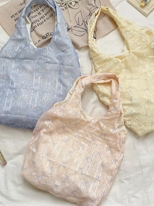 Sacs cabas frais en teintes pastel avec motifs de nœuds et dentelle bleu jaune rose
