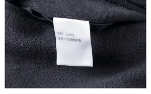 Makro-Detail von Waschetikett und warmem Fleece-Futter auf einer doppelseitigen Weste