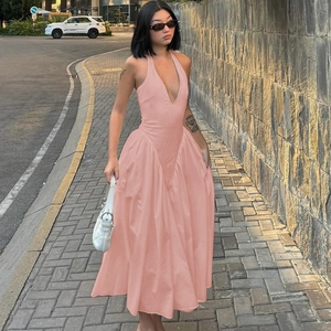Detail eines eleganten rosa Neckholder-Kleids mit tiefem V-Ausschnitt und weitem Rock