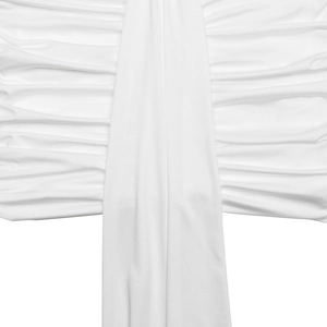 Detail van witte stretchstof met elegante horizontale plooien en een hangend lint
