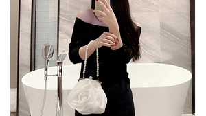 Weiße Abendtasche mit Blumenmuster und Perlengriff im Spiegel-Selfie-Stil