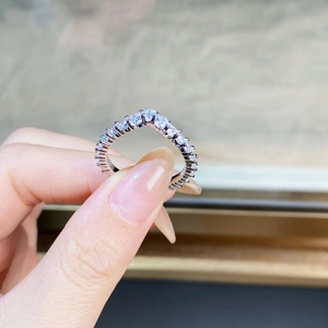 Détail de la bague en argent sterling en forme de V avec zircons micro-pave étincelants