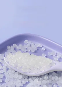 Détail macro de granulés de plastique transparents de qualité alimentaire en plateau
