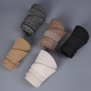 Détail de cinq couleurs de visières en tricot pliables en état compact et enroulé