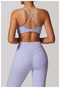 Détail de la brassière lilas à dos croisé et du legging de yoga taille haute en V