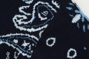 Detaillierte Makroansicht von marineblauem Strickstoff mit Paisley-Mustern