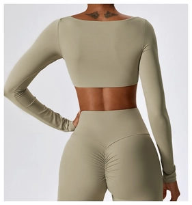 Détail de la coupe froncée du legging de fitness vert olive et du haut à manches longues