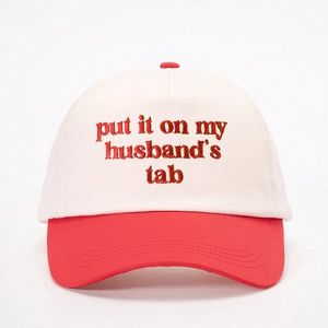 Casquette de baseball bicolore beige et rouge avec broderie 'put it on my husband's tab'