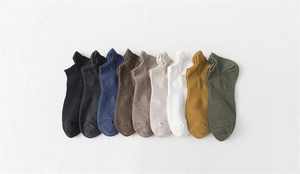 Flache Darstellung von neun Paar mehrfarbigen niedrigen Socken mit gerippten Bündchen