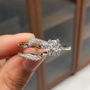 Elegantes Silber-Ring-Set mit runden Zirkonia-Steinen im dreiteiligen Braut-Stapel-Stil
