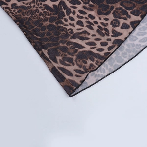 Makrodetail des Mesh-Stoffes mit Leopardenmuster zeigt Textur und Saumkante