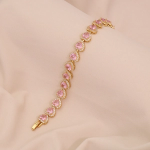 Bracciale a cuore con zirconi rosa, placcatura in oro e pavé di diamanti su sfondo satin