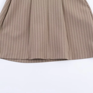 Mini robe à rayures bronzées avec texture plissée et design moulant à la mode