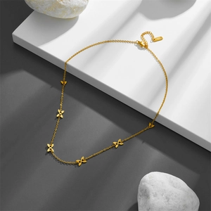 Collier élégant en acier inoxydable doré avec cinq breloques papillon évidées épurées