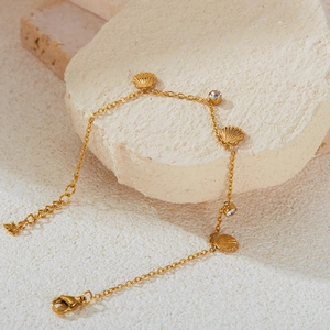 Detail der goldenen Muschel und Zirkonia am verstellbaren Edelstahl-Armband