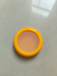 Detalle del sello de silicona naranja y tapa para el almacenamiento de fruta fresca