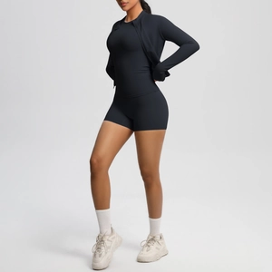 Ensemble de fitness noir 3 pièces avec veste zippée, brassière et short taille haute