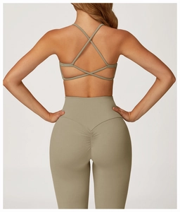 Dettaglio del reggiseno yoga con schiena incrociata e leggings a vita alta arricciati