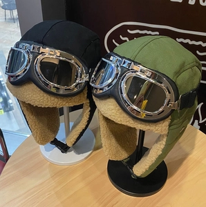 Dettaglio dei cappelli da aviatore con occhiali e calda fodera in lana d'agnello