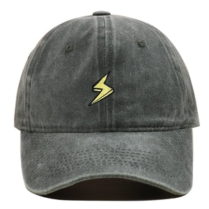 Ricamo a fulmine giallo su un cappellino da baseball in cotone lavato grigio scuro