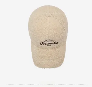 Vue de dessus d'une casquette en laine d'agneau beige avec broderie Newaska 1985