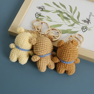 Set di tre portachiavi a forma di orsetto fatti a mano all'uncinetto in crema, beige e marrone