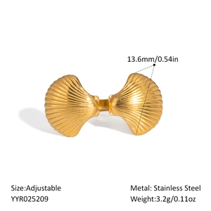 Détail de la bague coquillage en acier inoxydable doré avec une surface texturée