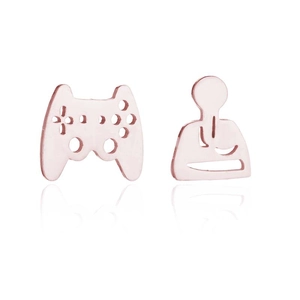 Détail de boucles d'oreilles manette de jeu asymétriques en or rose sur fond blanc