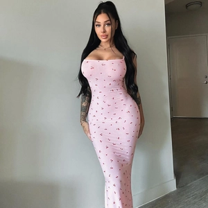 Détail d'une robe rose à imprimé cerises en maille extensible avec coupe ajustée