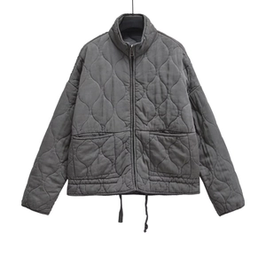 Veste matelassée gris foncé avec col montant et grandes poches sur fond blanc