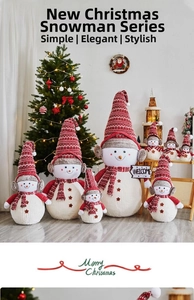 Groupe de poupées bonshommes de neige de Noël de tailles diverses avec bonnets de fête